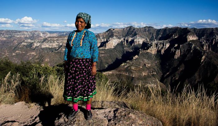 Cocina y teje con los rarámuri