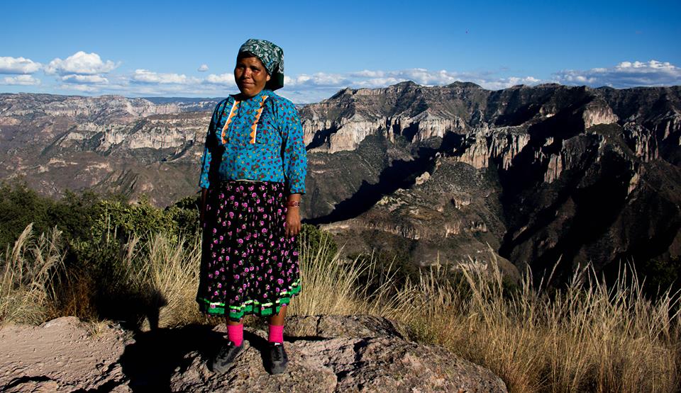 Cocina y teje con los rarámuri