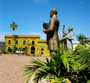 Los Tres Grandes Square
