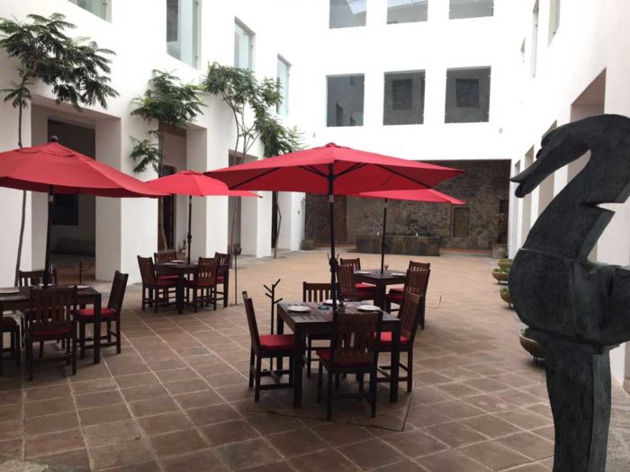 Casareyna-restaurante-Ciudad de Puebla-Centro-mesas-exterior